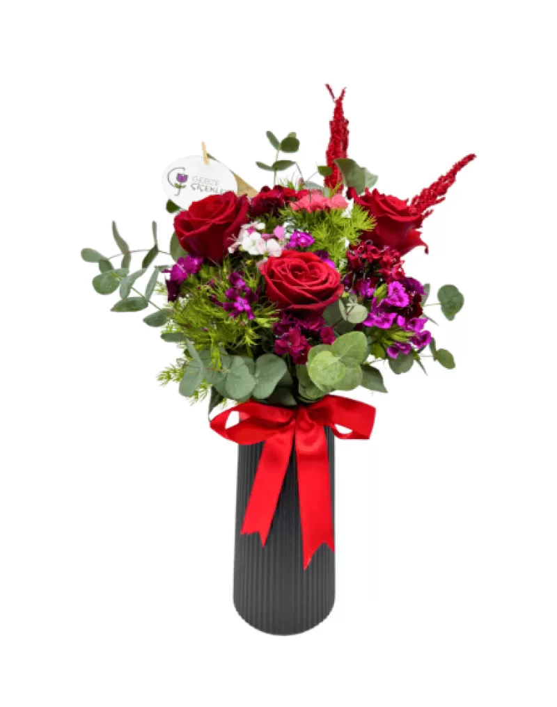 Red Roses Vazoda Güller